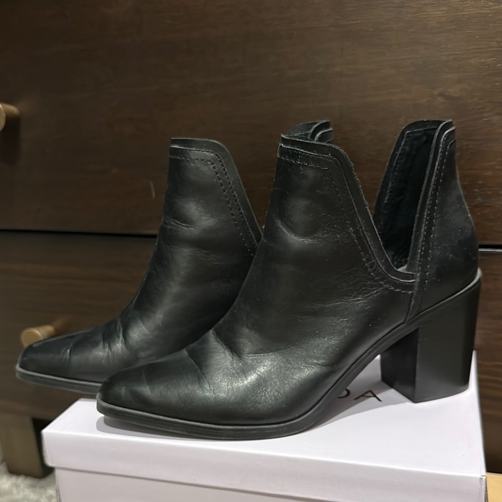 Steve Madden Black Heeled Boots with Chunky Block Heel- size 8 like new